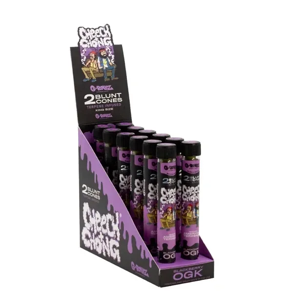 Expositor negro y morado de conos G-Rollz Cheech & Chong Blackberry OGK, con varios tubos de tapa negra e ilustraciones del dúo. Expositor negro y morado de conos G-Rollz Cheech & Chong Blackberry OGK, con varios tubos de tapa negra e ilustraciones del dúo.