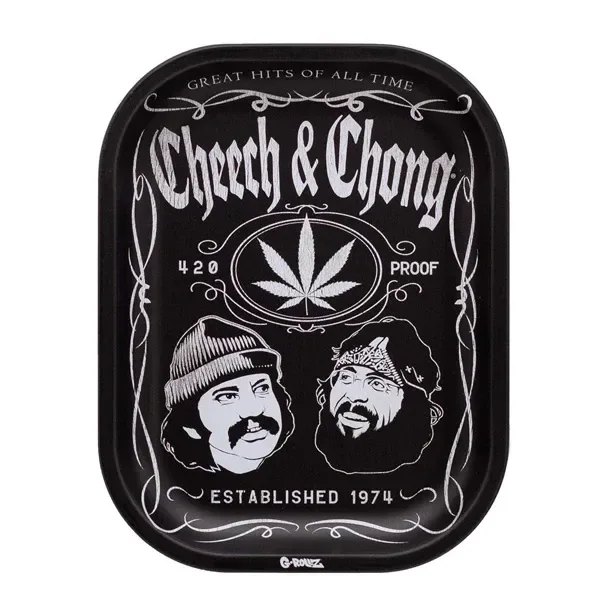Bandeja negra de bordes redondeados con letras Cheech & Chong, retratos ilustrados, una hoja de cannabis central y adornos blancos.