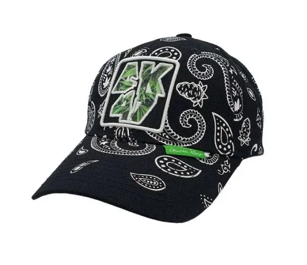 Gorra negra Lauren Rose vista de tres cuartos, con estampado paisley blanco, visera curva y parche frontal verde y blanco AK 47.