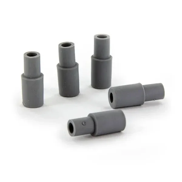 Cinco piezas labiales grises de Iolite Wispr, de forma tubular escalonada, con tres en vertical y dos tumbadas sobre fondo blanco.