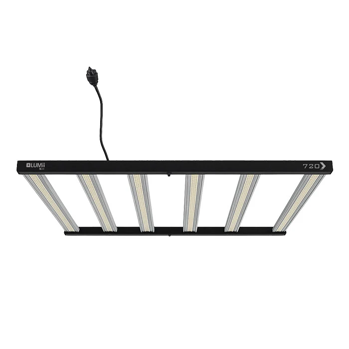 Panel LED Lumii Xled 720W con estructura rectangular negra, barras de iluminación paralelas y cable superior sobre fondo blanco.
