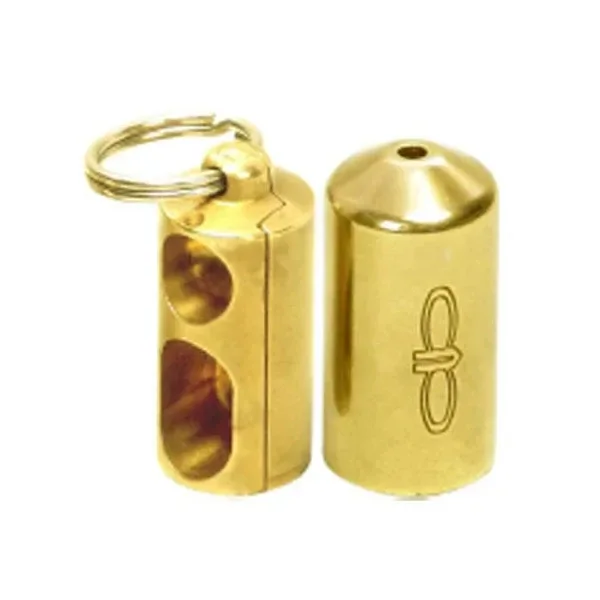 Pipa llavero Piece Pipe Gold dorada, con anilla y cuerpo abierto junto a su cubierta cilíndrica con símbolo grabado.
