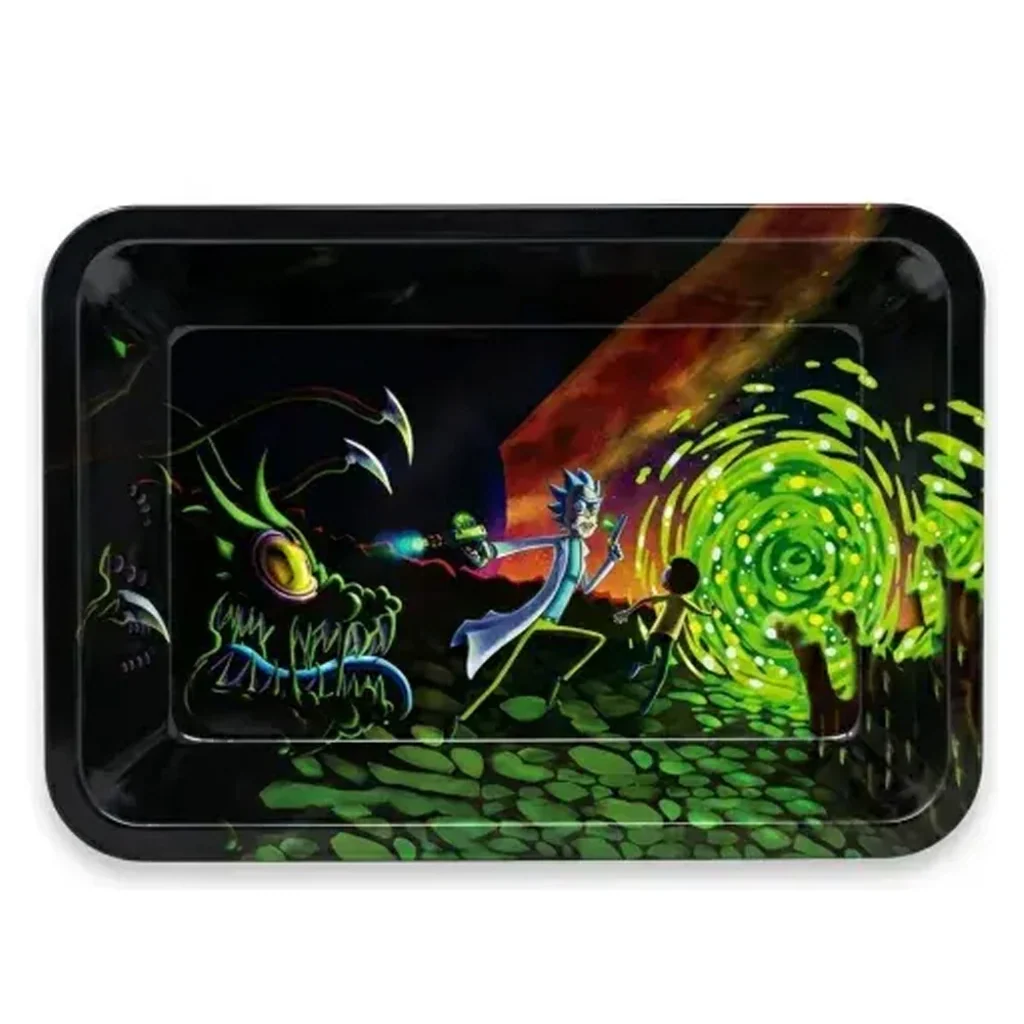 Bandeja rectangular negra con bordes elevados e ilustración de Rick y Morty frente a un dragón y un portal verde.