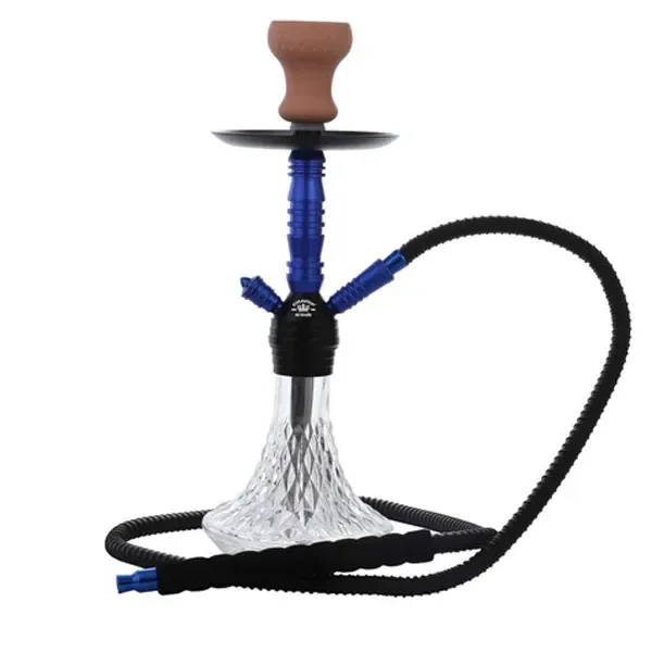 Shisha Al Malik Tiddas con cuerpo azul, base transparente facetada, cazoleta marrón y manguera negra enrollada sobre fondo blanco.