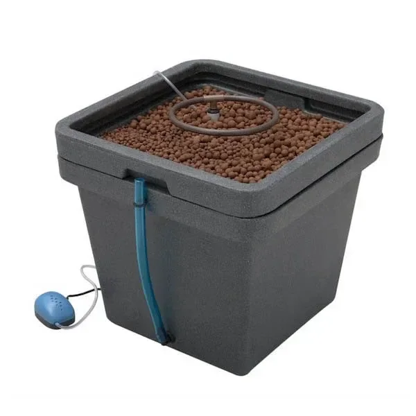 Sistema hidropónico Aqua Farm V3 con depósito gris cuadrado, bolas de arcilla, aro de riego, tubo azul lateral y bomba externa.