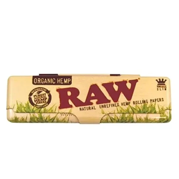 Cajita rectangular RAW Organic King Size con fondo beige, letras rojas y motivos de hierba verde, sobre fondo blanco.