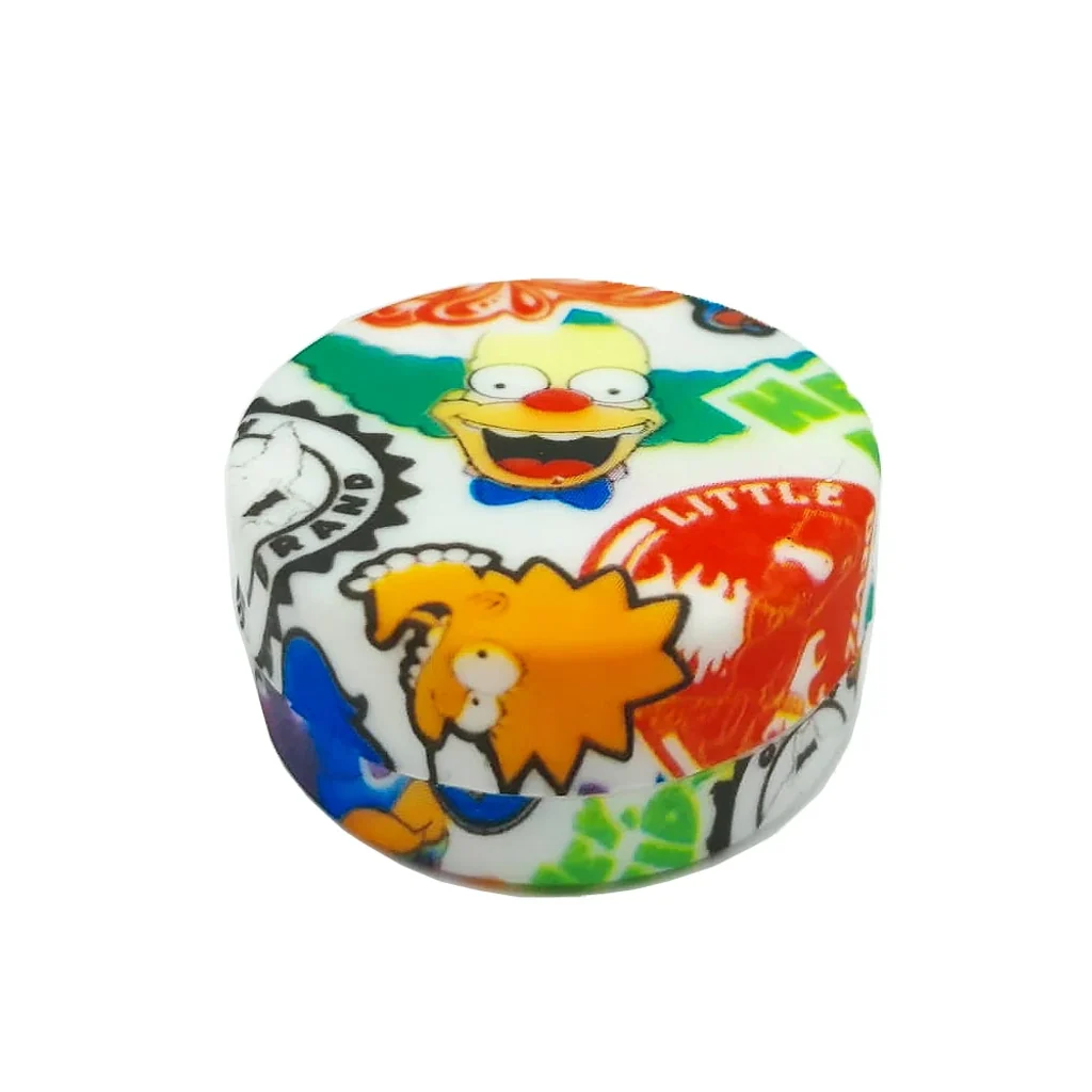 Bote de silicona cerrado, de forma redondeada, con estampado multicolor de personajes de dibujos animados sobre fondo blanco.