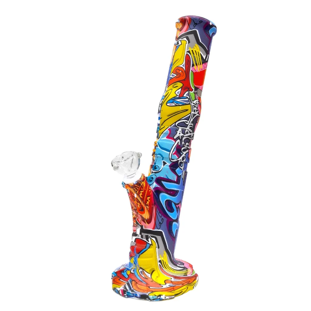 Bong de cuerpo alargado con estampado multicolor de grafiti, base ancha y cazoleta transparente lateral sobre fondo blanco.