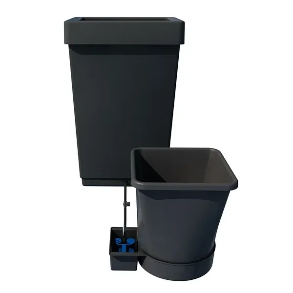 Sistema AutoPot con depósito alto negro, maceta cuadrada sobre una base y compartimento lateral abierto con piezas azules.