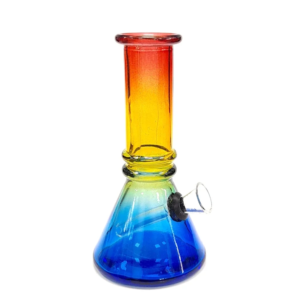 Bong de cristal Rainbow con base cónica azul, cuello largo en tonos amarillo y rojo y cazoleta lateral transparente sobre fondo blanco.