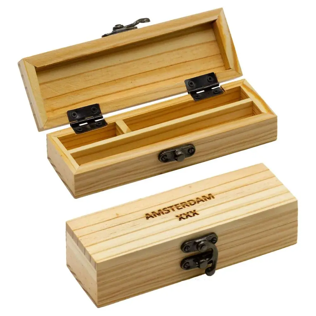 Caja de bambú para fumador, abierta y cerrada, con compartimentos interiores, cierre metálico y texto Amsterdam en la tapa.