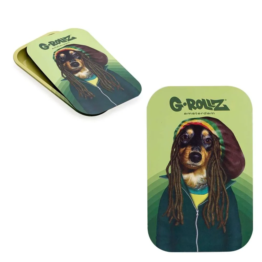 Tapa G-Rollz Reggae con un perro ilustrado con rastas y gorro tricolor, mostrada de frente y parcialmente deslizada sobre una bandeja.