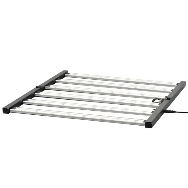 Panel LED Platinum King de barras paralelas plateadas, con soportes laterales negros y cable de alimentación, visto en perspectiva.