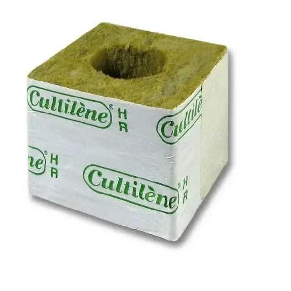 Bloque de lana de roca con orificio central en la cara superior y envoltorio blanco con el logotipo verde Cultilène.