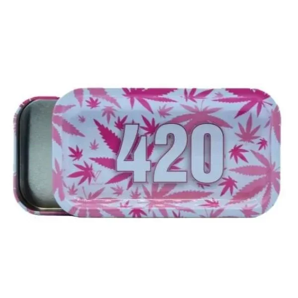Caja rectangular con tapa parcialmente deslizada, decorada con hojas rosas sobre fondo claro y un gran número 420.