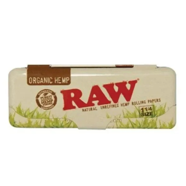 Cajita metálica RAW Organic 1¼ cerrada, de formato rectangular con esquinas redondeadas, logotipo rojo y motivos vegetales verdes.