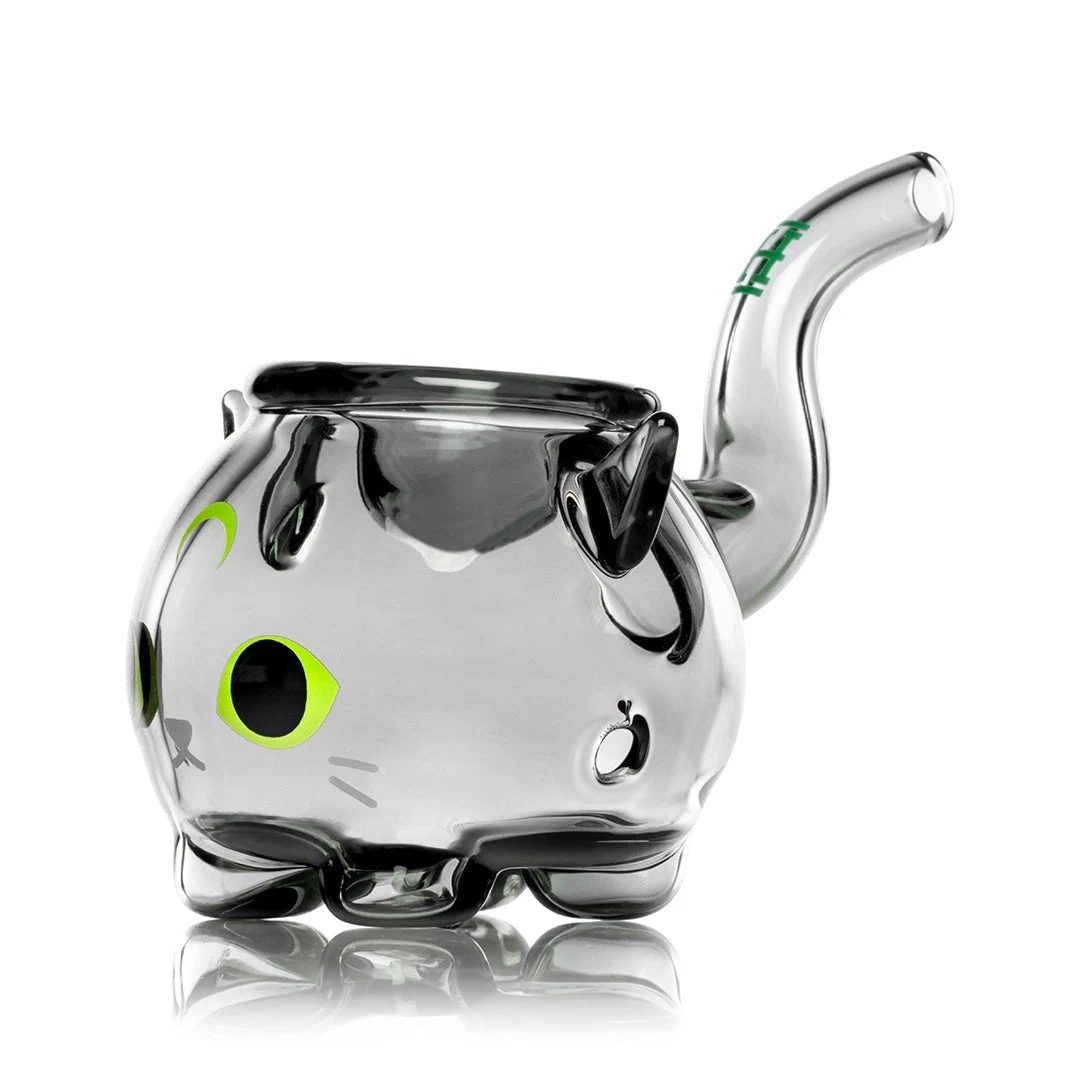 Pipa de cristal Hemper Black Cat con cuerpo de gato, ojos verdes, abertura superior y boquilla curva en forma de cola.