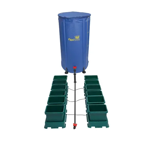 Sistema de riego AutoPot Easy2grow XL con depósito azul y macetas verdes en dos filas, conectadas mediante tubos sobre fondo blanco.