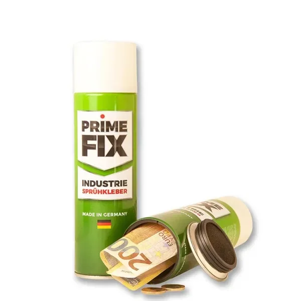 Botes verdes Prime Fix de camuflaje: uno vertical y otro tumbado y abierto, con billetes asomando y monedas sobre fondo blanco. Botes verdes Prime Fix de camuflaje: uno vertical y otro tumbado y abierto, con billetes asomando y monedas sobre fondo blanco.