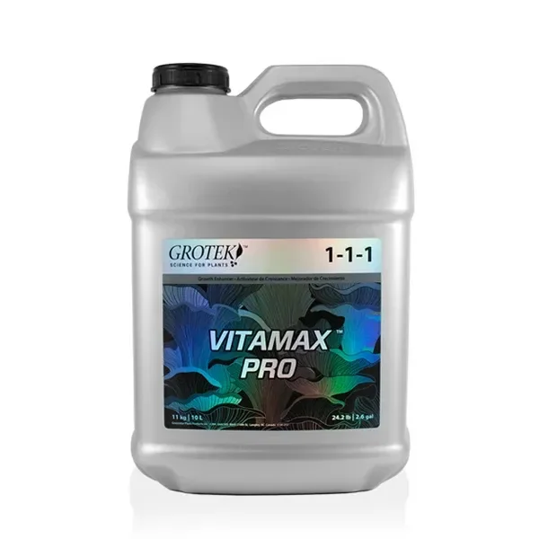 Garrafa gris de Vitamax Pro Grotek con asa integrada, tapón negro y etiqueta de motivos vegetales con la fórmula 1-1-1. Garrafa gris de Vitamax Pro Grotek con asa integrada, tapón negro y etiqueta de motivos vegetales con la fórmula 1-1-1.