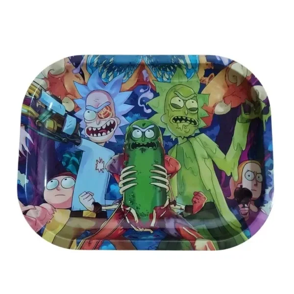 Bandeja Ricky Alien de esquinas redondeadas y bordes elevados, con un dibujo multicolor de personajes de dibujos animados y un pepinillo central.
