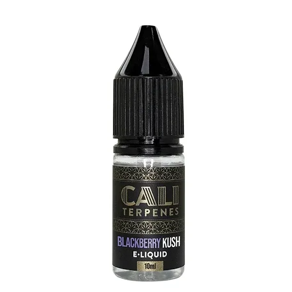 Frasco de Cali Terpenes Blackberry Kush de 10 ml, con tapón negro estriado y etiqueta negra con letras doradas, blancas y violetas.