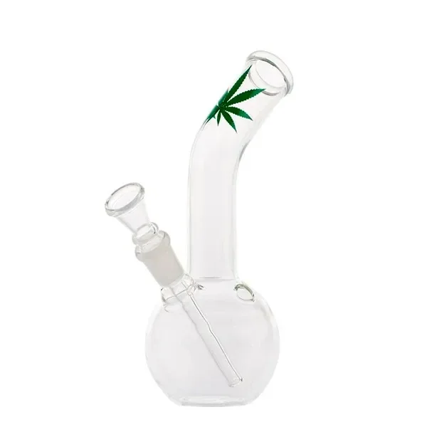 Bong transparente con base abombada, cuello curvo decorado con una hoja verde y cazoleta lateral inclinada.