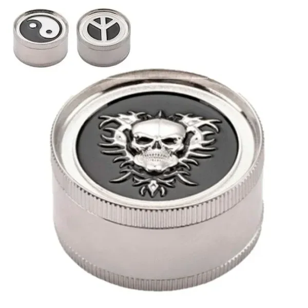Grinders de acabado plateado con distintos diseños de tapa: calavera en primer plano y variantes con yin y yang y símbolo de la paz arriba.