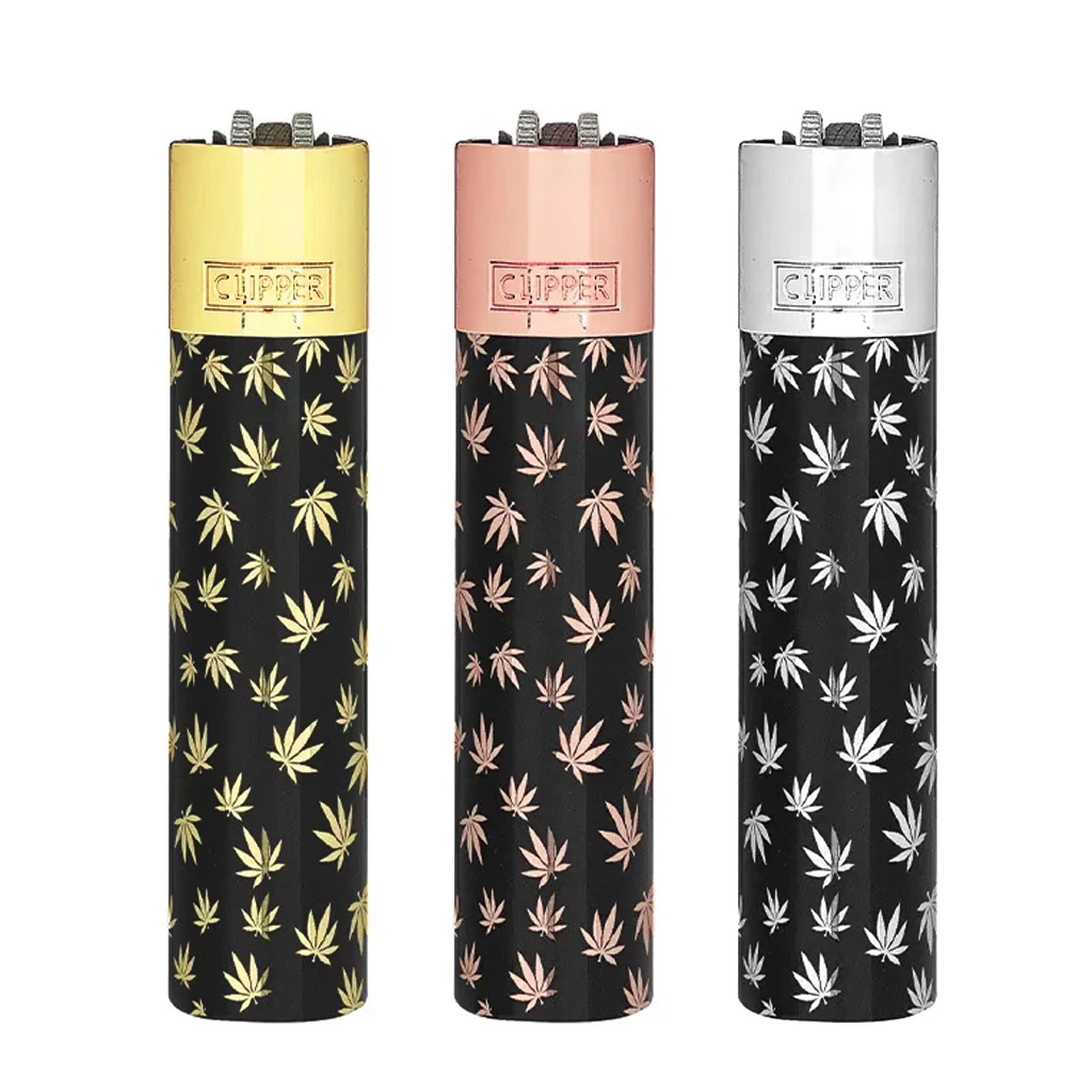 Selección de mecheros Clipper con cuerpo negro y hojas de cannabis, en acabados dorado, rosado y plateado, sobre fondo blanco.