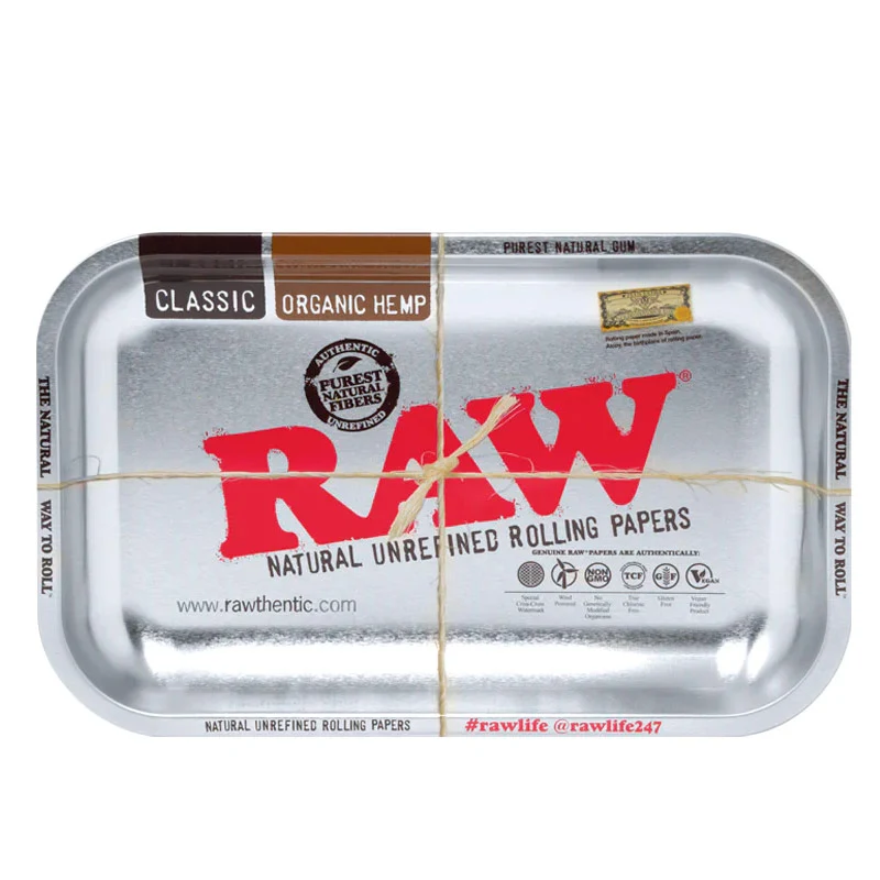 Bandeja RAW Silver rectangular con bordes redondeados, acabado plateado, logotipo rojo y diseño de cuerdas cruzadas.