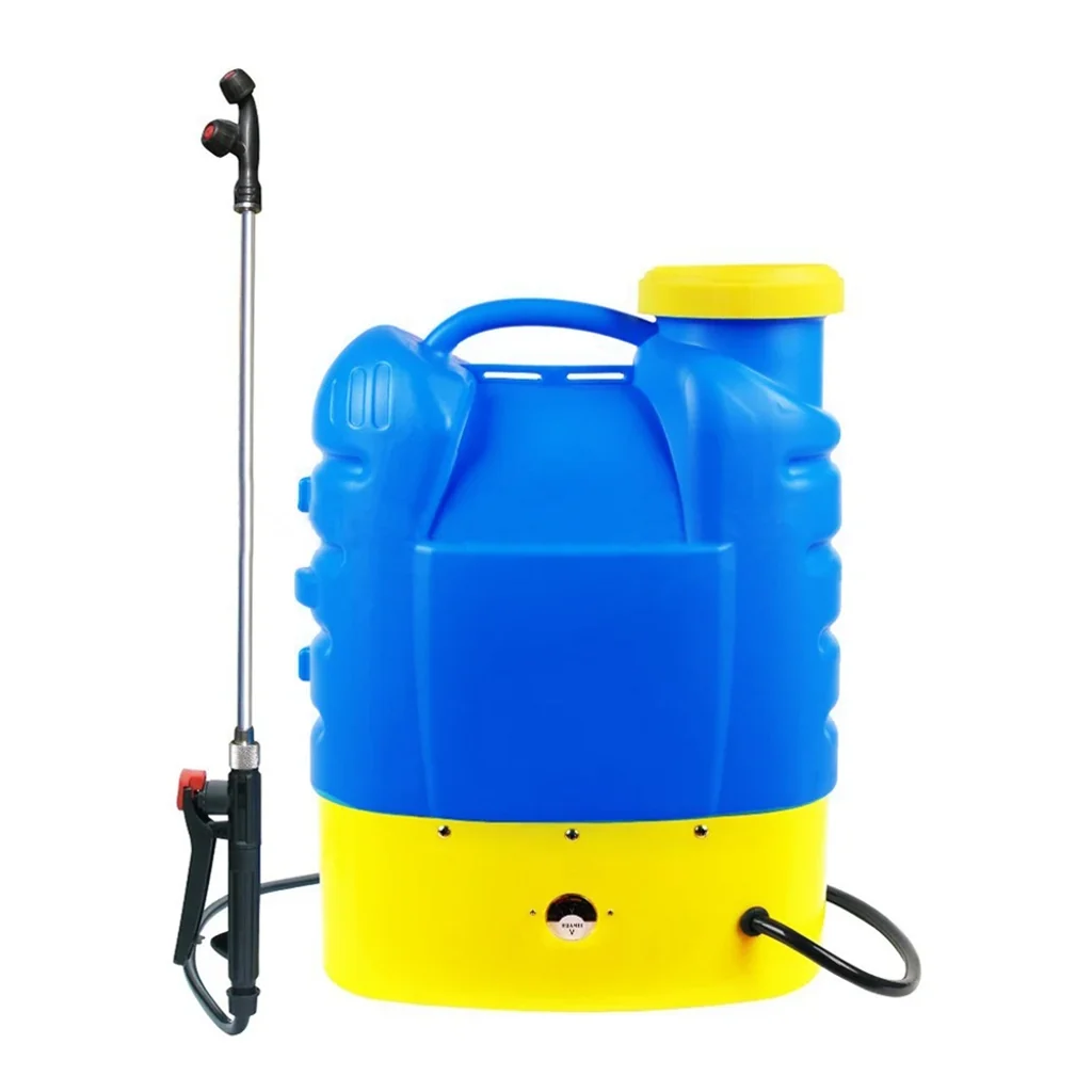Pulverizador de mochila con depósito azul, base y tapa amarillas, asa superior, manguera negra y lanza vertical a un lado. Pulverizador de mochila con depósito azul, base y tapa amarillas, asa superior, manguera negra y lanza vertical a un lado.