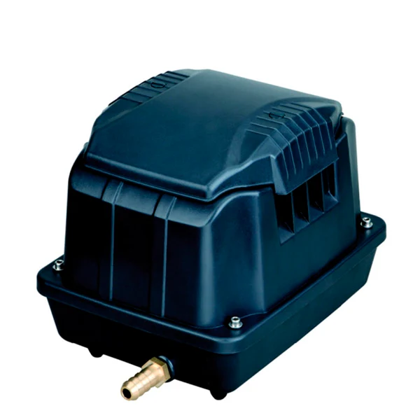 Bomba de aire Boyu SES con carcasa azul oscuro, relieves laterales y una conexión dorada para tubo en la parte inferior. Bomba de aire Boyu SES con carcasa azul oscuro, relieves laterales y una conexión dorada para tubo en la parte inferior.