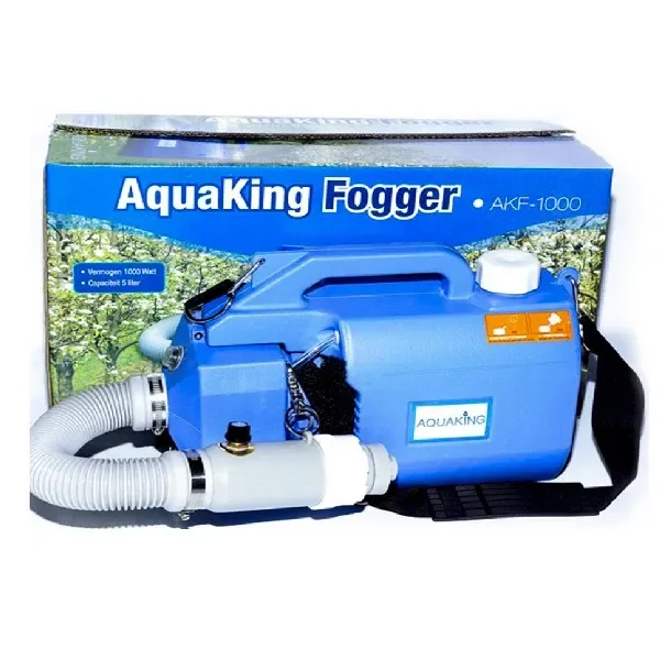 Nebulizador azul AquaKing Fogger AKF-1000 con asa, tapón blanco, manguera flexible y correa negra, delante de su caja. Nebulizador azul AquaKing Fogger AKF-1000 con asa, tapón blanco, manguera flexible y correa negra, delante de su caja.