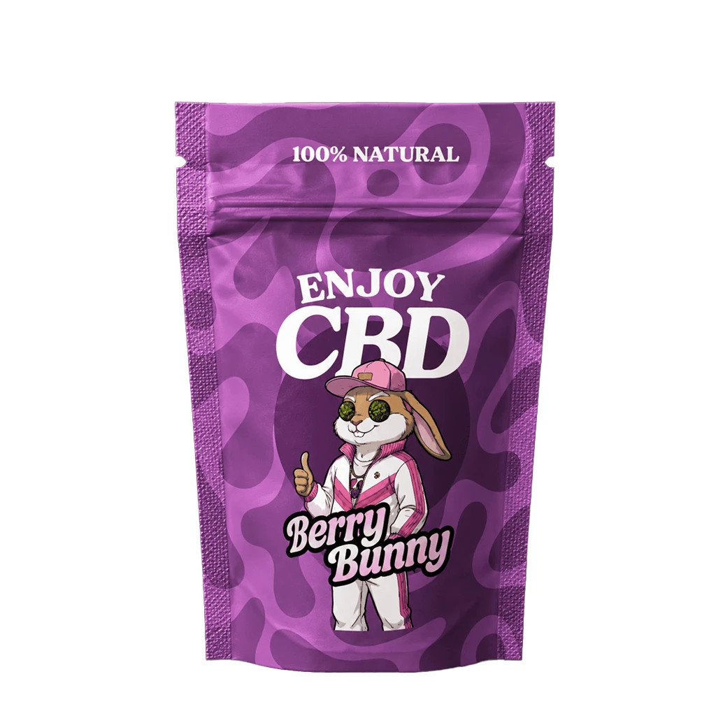 Bolsa morada Enjoy CBD Berry Bunny con cierre resellable y un conejo ilustrado con gorra, gafas y chándal rosa y blanco.