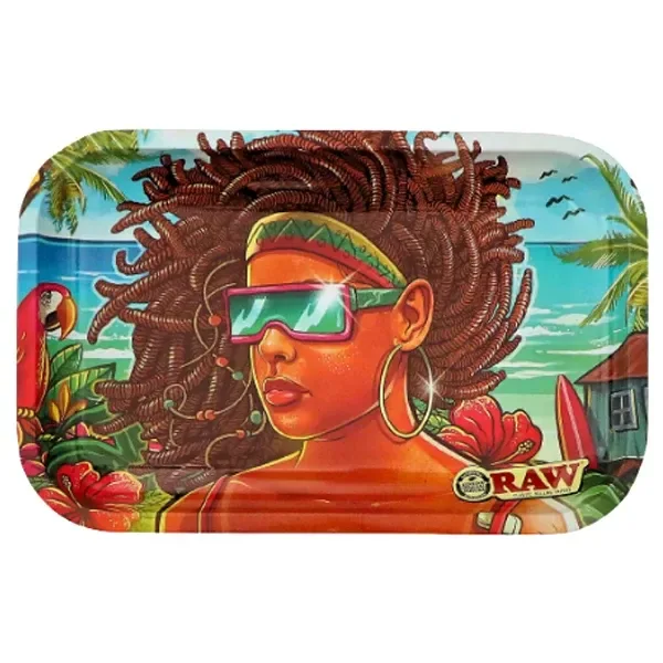 Bandeja RAW Brazil 2 con ilustración de una mujer con rastas, gafas verdes y grandes aros, rodeada de un paisaje tropical.