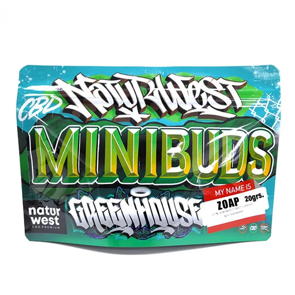 Bolsa Naturwest verde y turquesa con letras de estilo grafiti, texto Mini Buds Greenhouse y etiqueta Zoap de 20 grs. sobre fondo blanco.