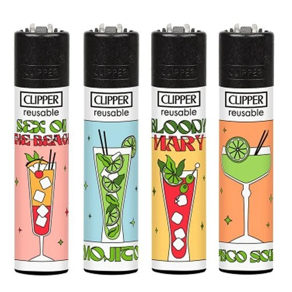 Selección de mecheros Clipper con cabezal negro y distintos diseños de cócteles sobre fondos rosa, azul, amarillo y naranja. Selección de mecheros Clipper con cabezal negro y distintos diseños de cócteles sobre fondos rosa, azul, amarillo y naranja.