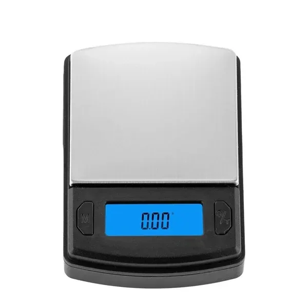 Báscula digital USA Weight Boston 100 con plataforma rectangular plateada, cuerpo negro y pantalla azul que marca 0.00.