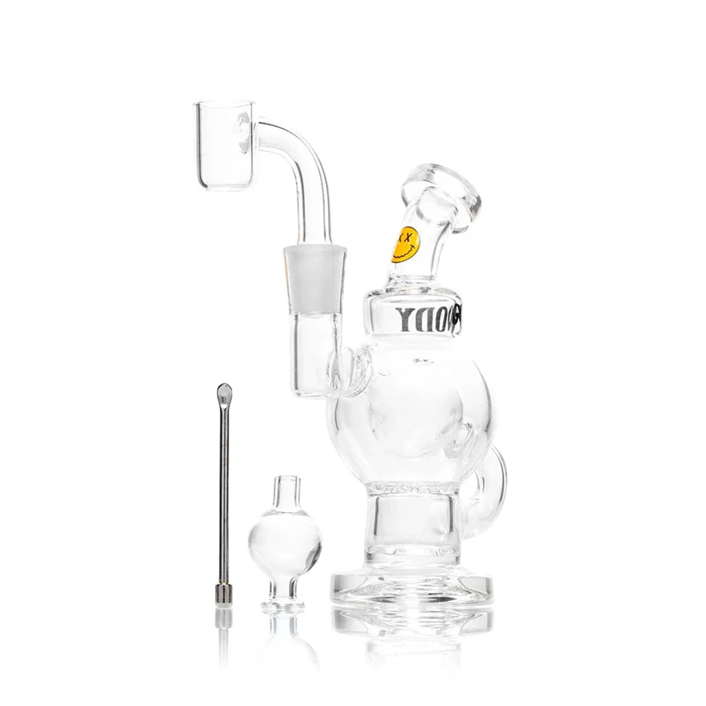 Bong HEMPER Orbit Clear de cristal transparente, con cuerpo esférico, boquilla inclinada, cazoleta curva y accesorios al lado.