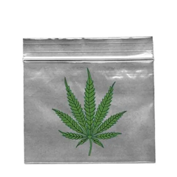 Bolsa Zip Leaf vista de frente, con cierre a presión en la parte superior y una hoja verde de cannabis estampada en el centro.