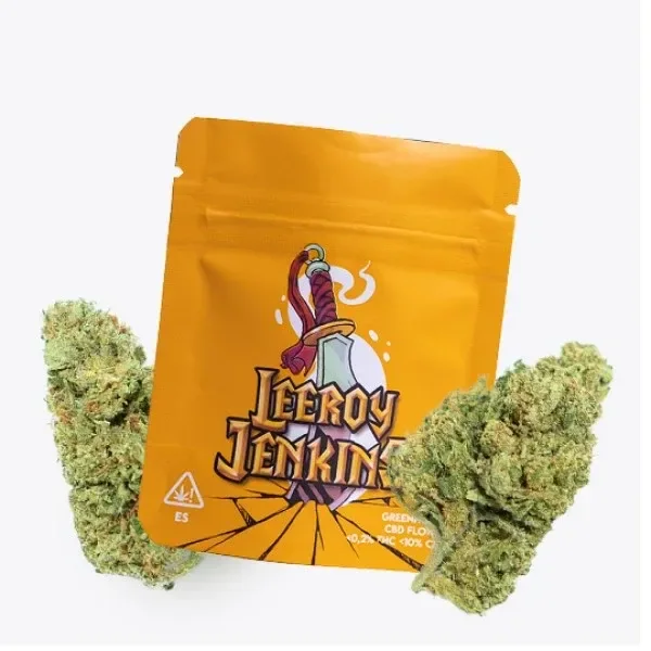 Bolsa naranja Leroy Jenkins con ilustración de una espada, acompañada de cogollos verdes sobre fondo blanco.
