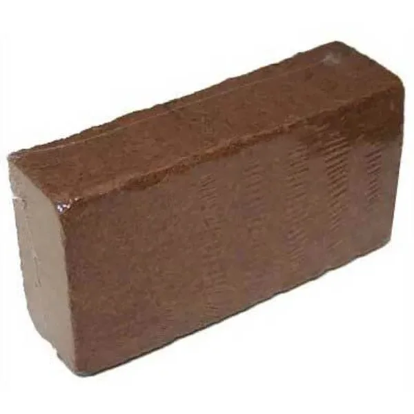 Ladrillo rectangular de coco prensado marrón, con envoltura transparente y marcas paralelas en el lateral, sobre fondo blanco. Ladrillo rectangular de coco prensado marrón, con envoltura transparente y marcas paralelas en el lateral, sobre fondo blanco.