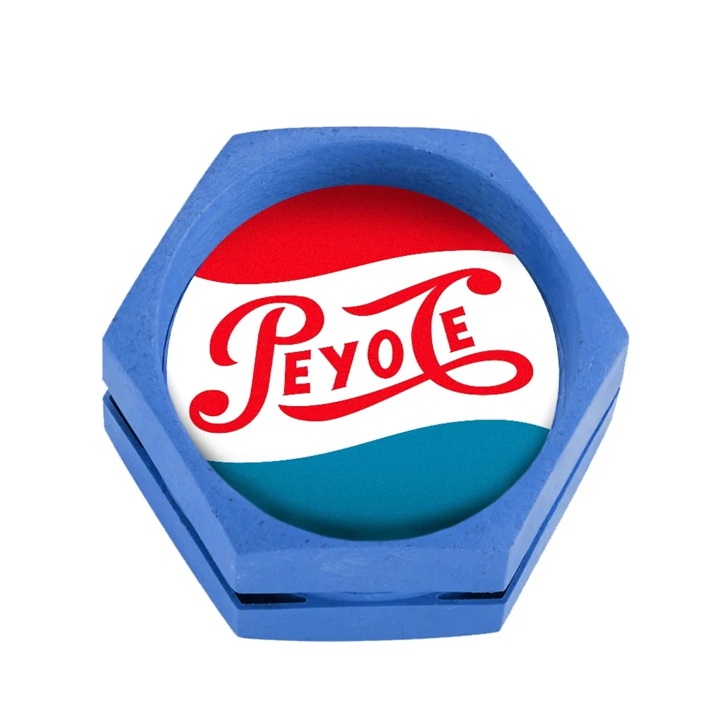 Grinder Peyote azul de forma hexagonal, con tapa circular roja, blanca y turquesa y letras rojas, sobre fondo blanco.