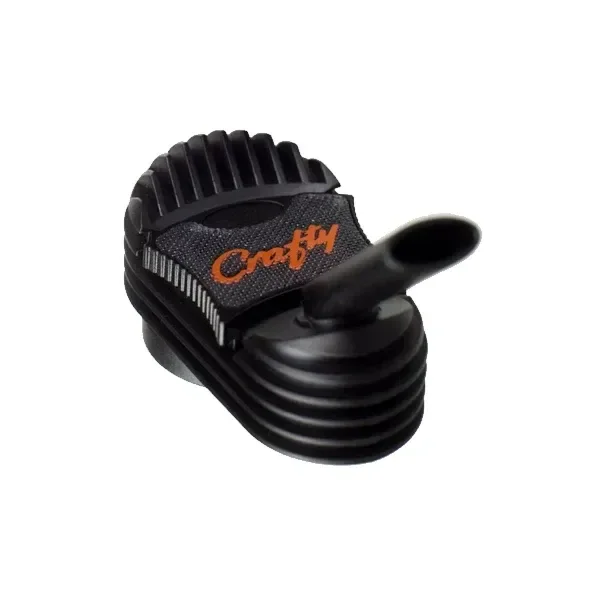 Tapa refrigeradora Crafty negra, con relieves acanalados, boquilla inclinada y logotipo naranja, vista en perspectiva sobre fondo blanco.