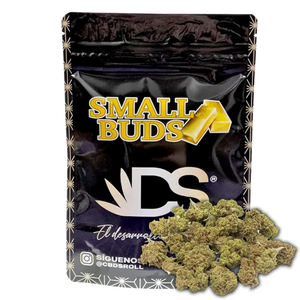 Flores de cáñamo CBDSROLL Small Bud Amnesia delante de una bolsa negra con el texto «SMALL BUDS» y dibujos de lingotes dorados.