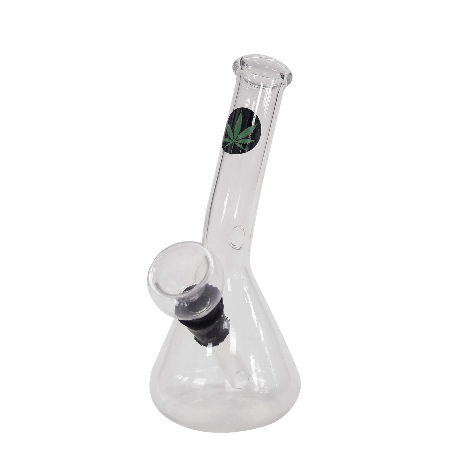 Bong transparente de base cónica, cuello largo y cazoleta lateral, con una hoja verde sobre un círculo negro.