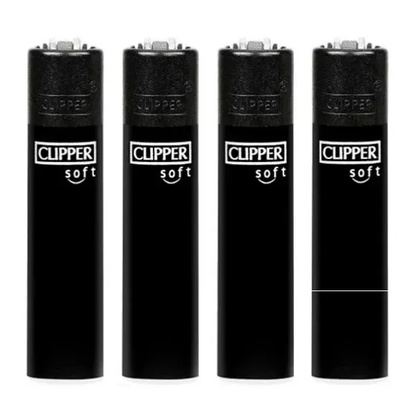 Varios mecheros Clipper Classic Soft Touch All Black alineados, con cuerpo negro y logotipo Clipper Soft en blanco. Varios mecheros Clipper Classic Soft Touch All Black alineados, con cuerpo negro y logotipo Clipper Soft en blanco.