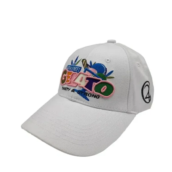 Gorra blanca Gelato con visera curva, bordado frontal multicolor con la palabra Gelato y un símbolo negro circular en el lateral.