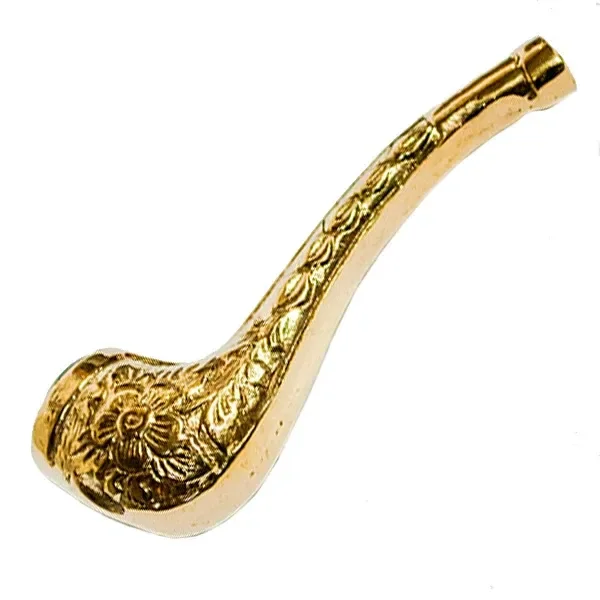 Pipa India Classic Gold de metal dorado, con cuerpo curvo y motivos florales en relieve sobre fondo blanco.