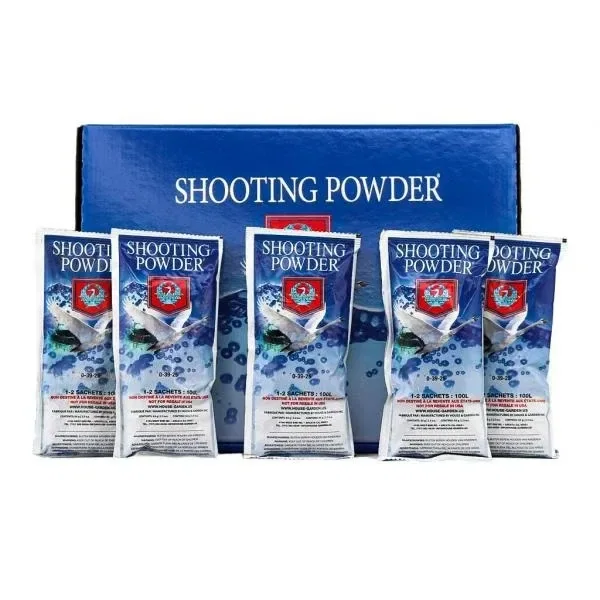 Caja azul de Shooting Powder House & Garden con varios sobres delante, decorados con motivos azules y escudos rojos. Caja azul de Shooting Powder House & Garden con varios sobres delante, decorados con motivos azules y escudos rojos.